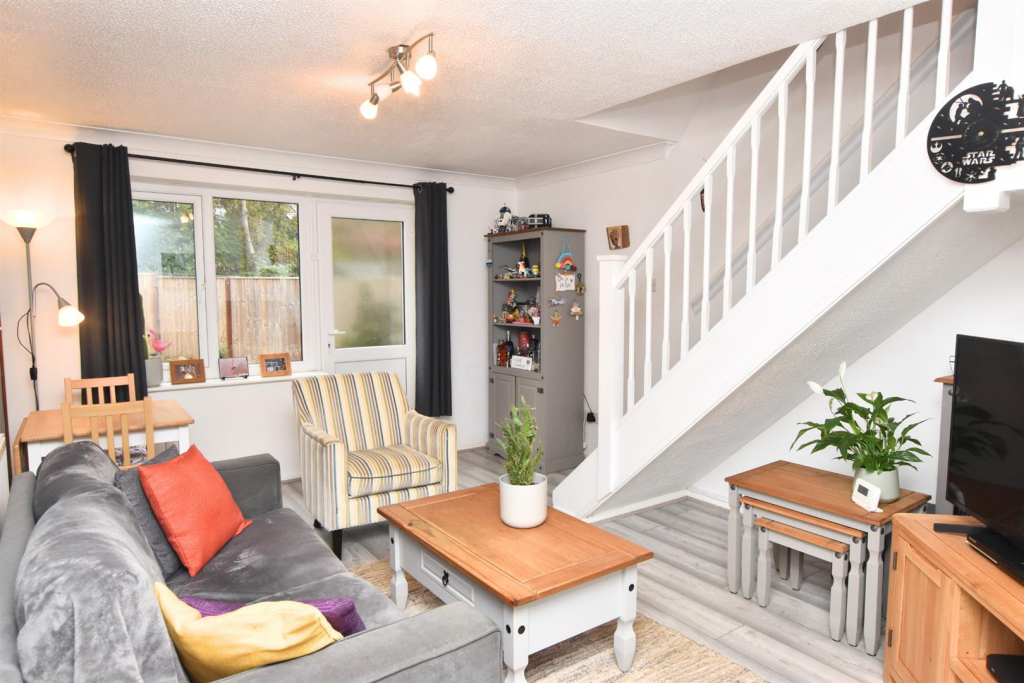 LOUNGE (REAR)