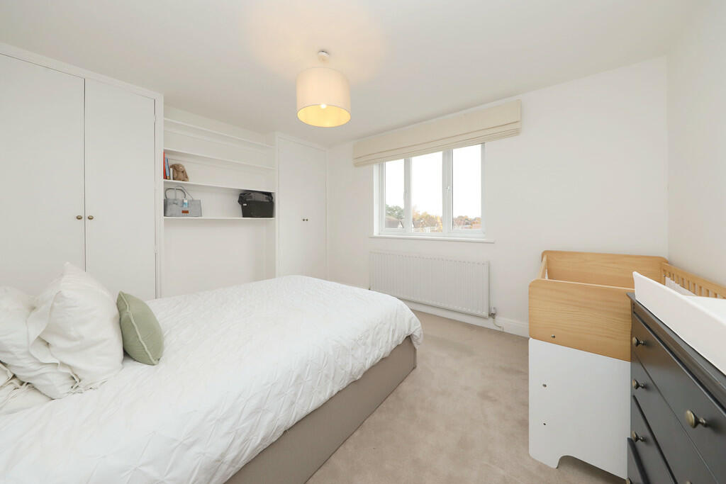 85a Field End Roa...