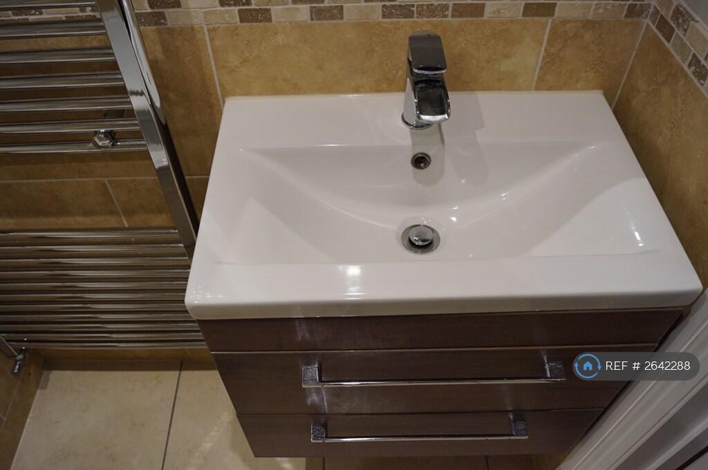 Shower Room Photo 2