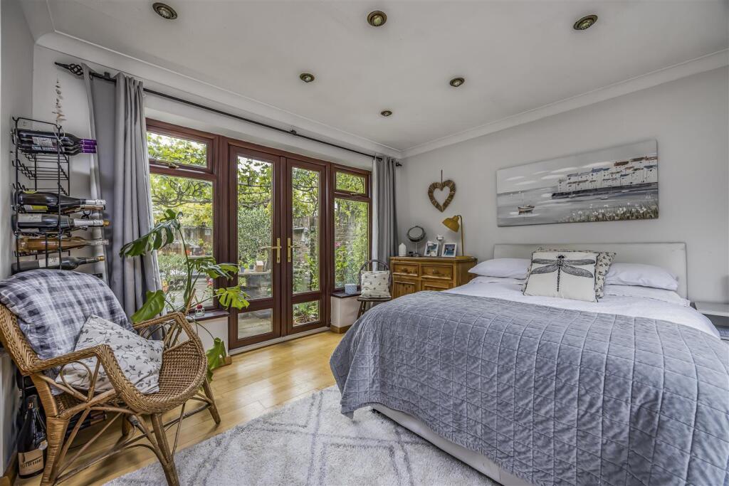 1 Conifer Drive, Hambrook-PorticoMarketing-Nexa-17