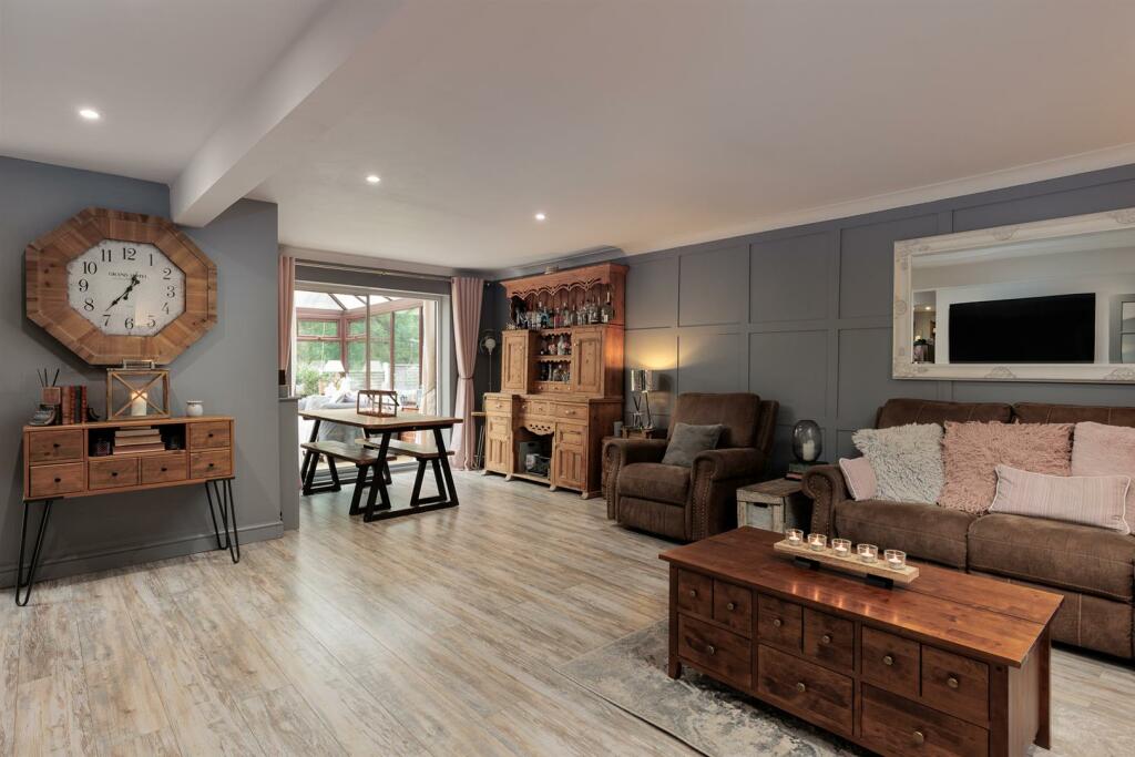 Lounge/Dining Area