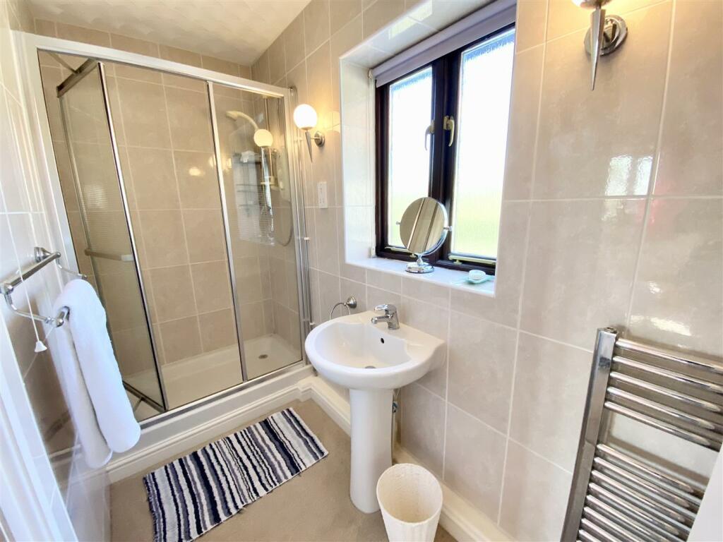 EN-SUITE SHOWER ROOM