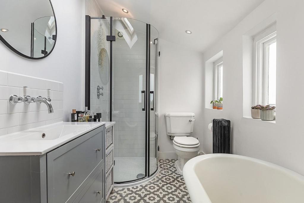 Bathroom (1).jpg
