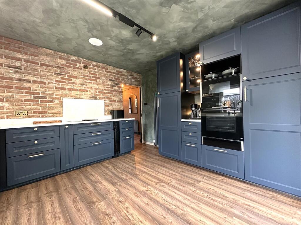 Extensive Fitted Kitchen 988
