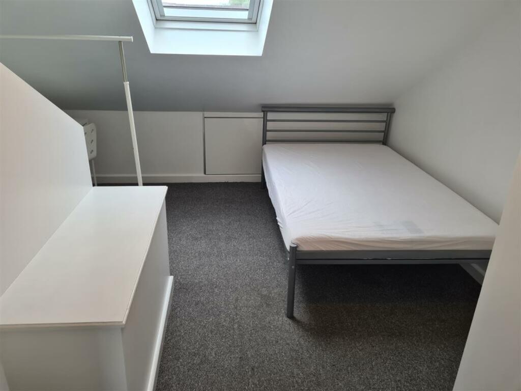 A tidy and inviting double bedroom featuring na...