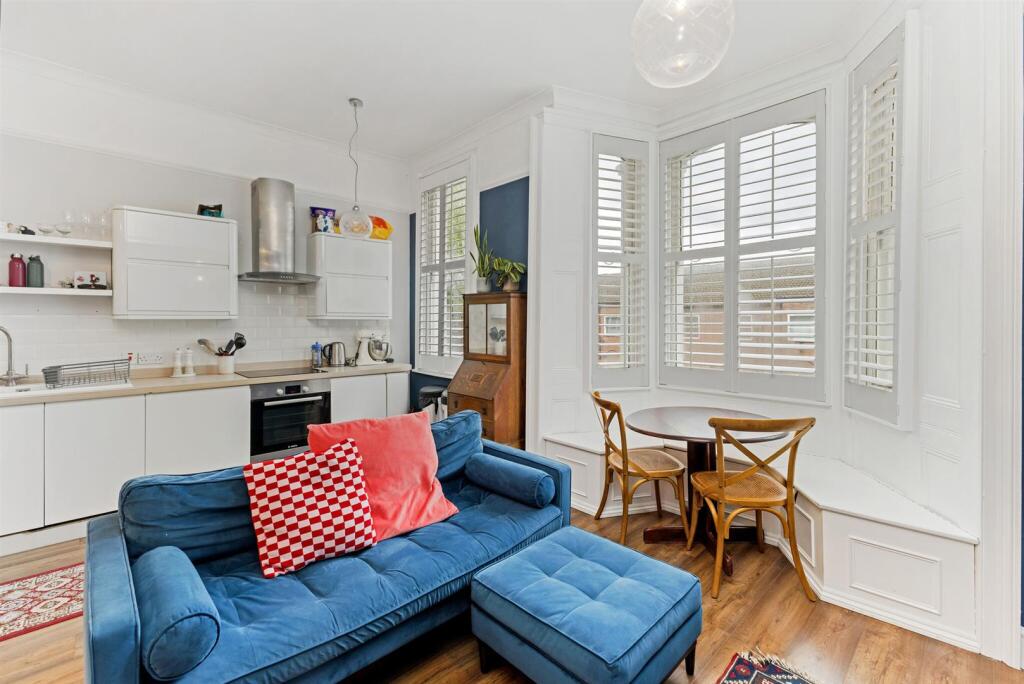 90649_11c Cornwall Crescent  (9)_low.jpg