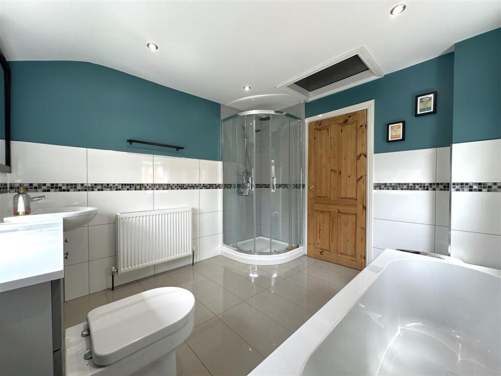 Spacious Contemporary Bathroom 895