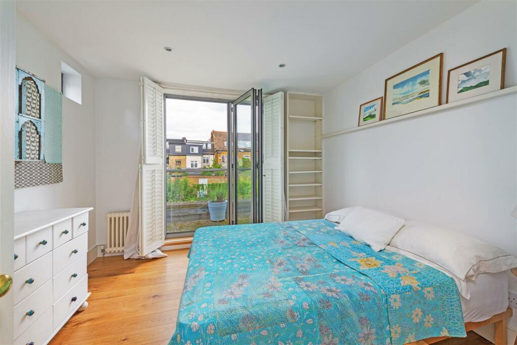 32 Railway Side Bed 2.jpg