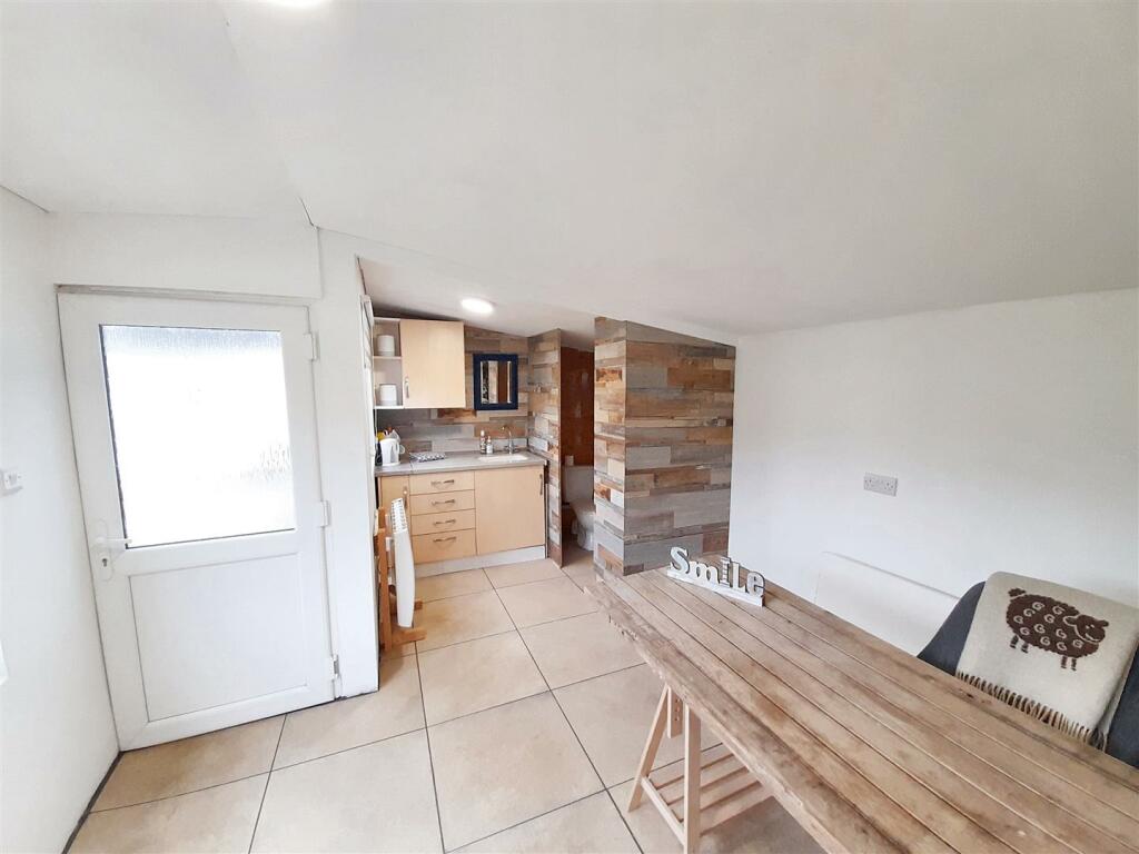 Studio kitchen / WC
