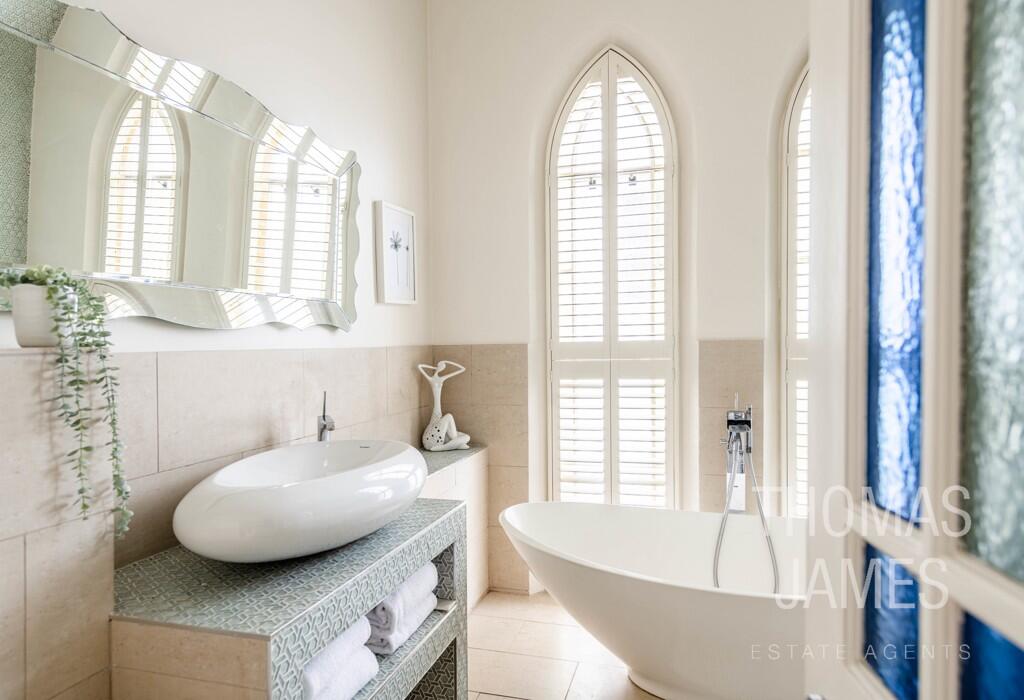Vicars Moor Lane, master en-suite