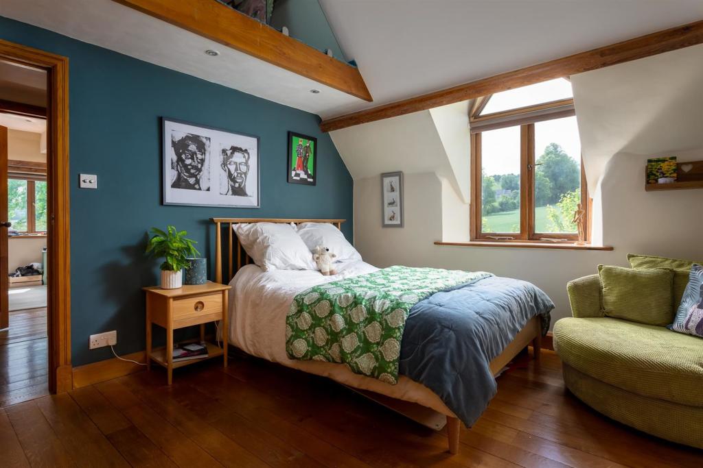 22 - Hillacres - GL53 9NS - Web.jpg