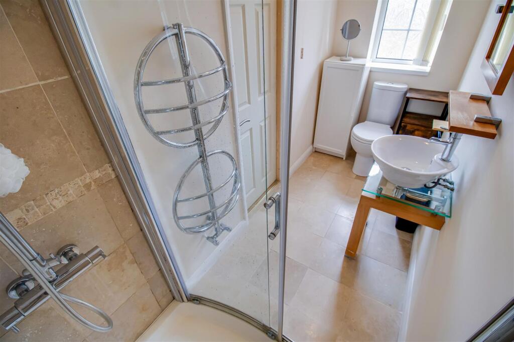EN SUITE SHOWER ROOM/W.C.