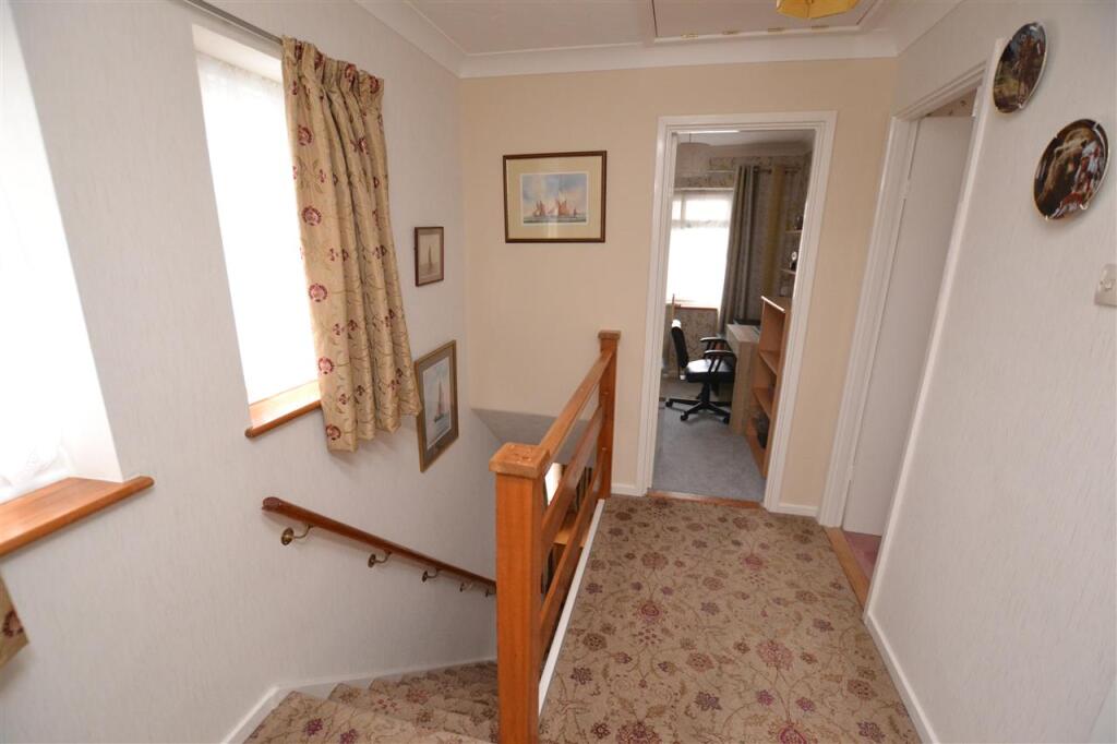 FIRST FLOOR LANDING