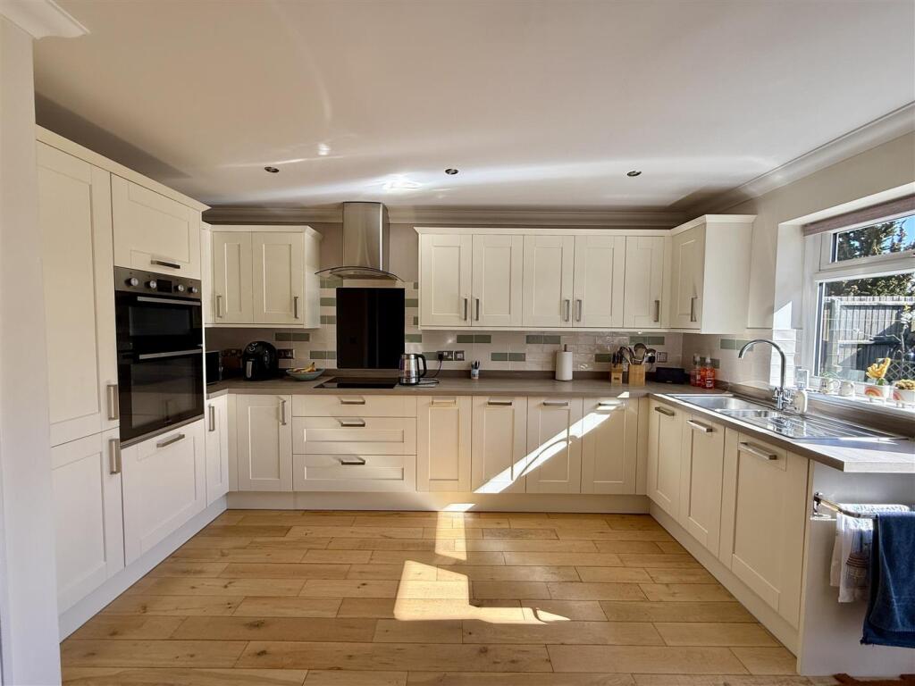 Kitchen/Dining Area: