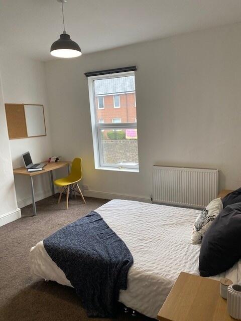 This inviting double bedroom features ample nat...