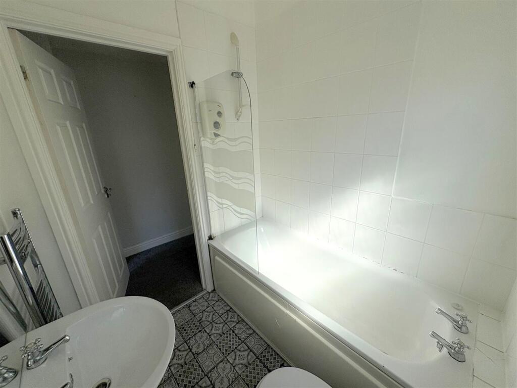 Bathroom b.jpg