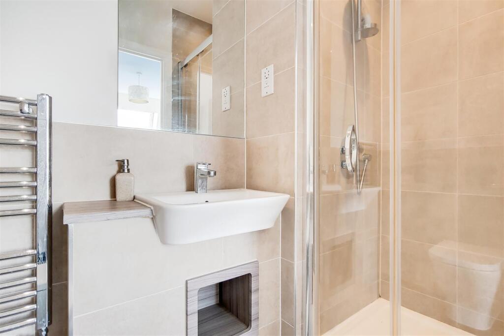 14_Main Ensuite-0.jpg