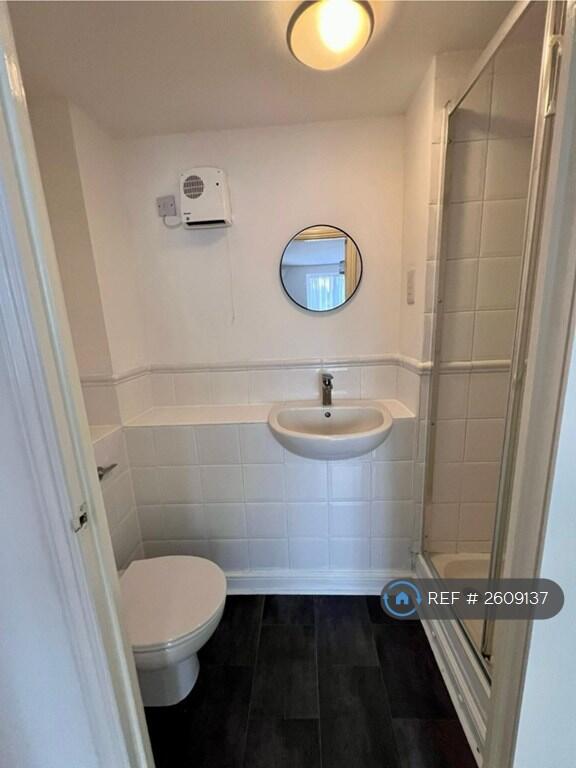 En Suit In Master Bedroom