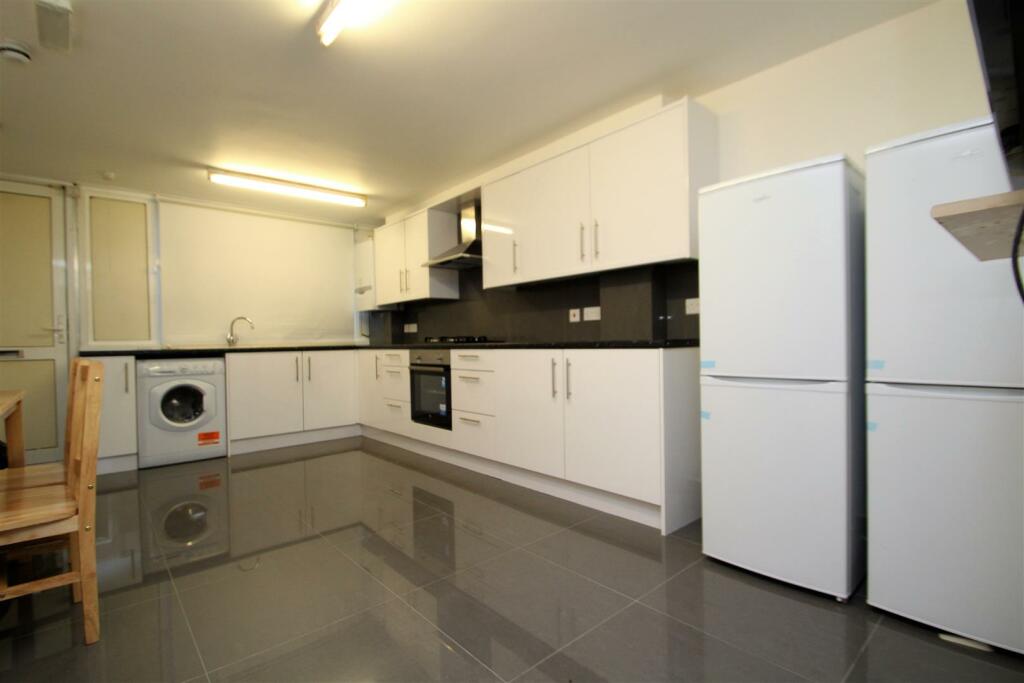 Kitchen 2.JPG