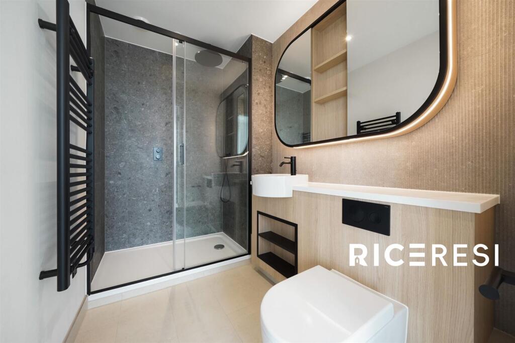 Master Bedroom/En-suite