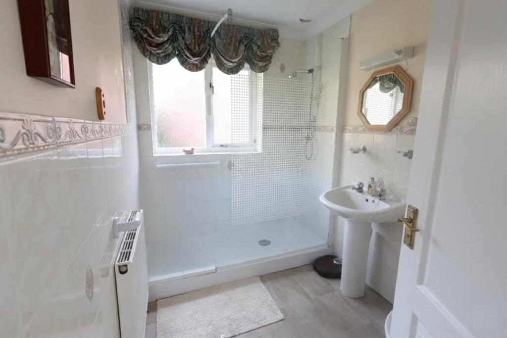 family shower room.jpg