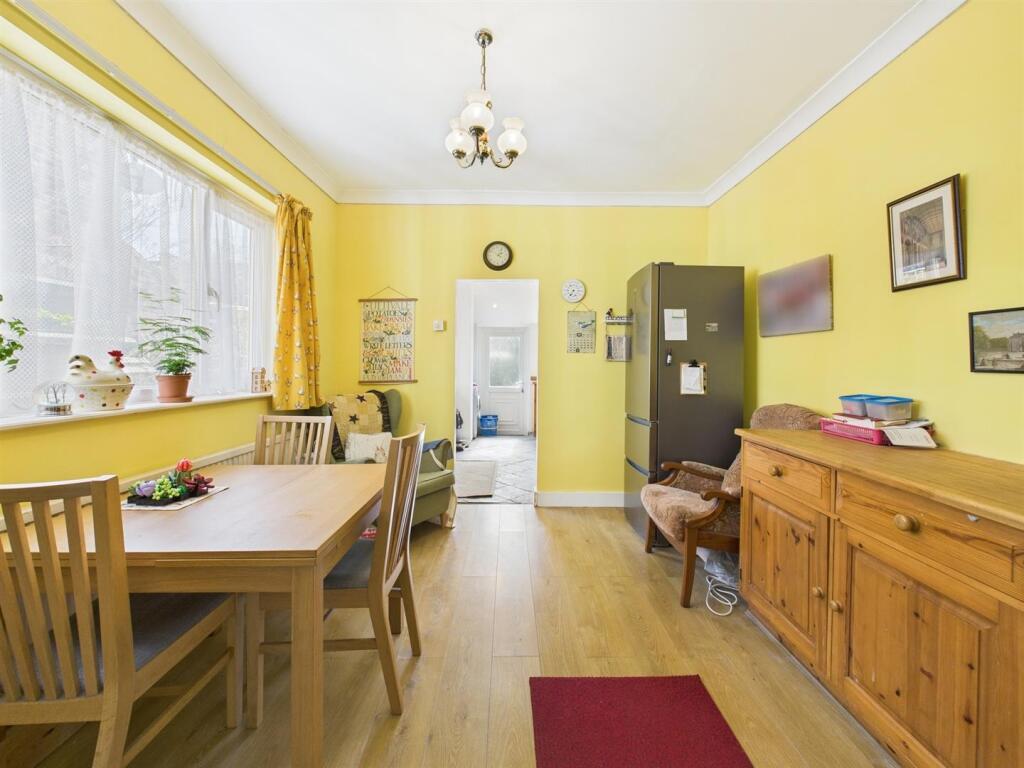 Dining room: