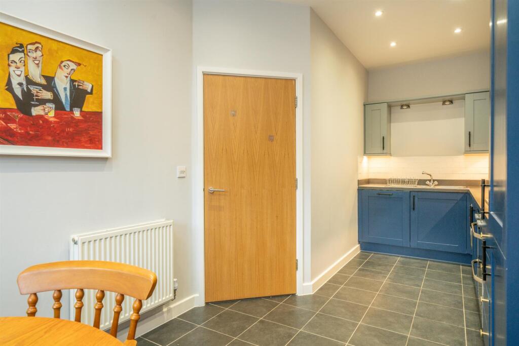 16-Burrow-Close-kitchen 5.jpg