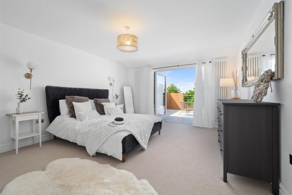 Bedroom with balcony access No.6