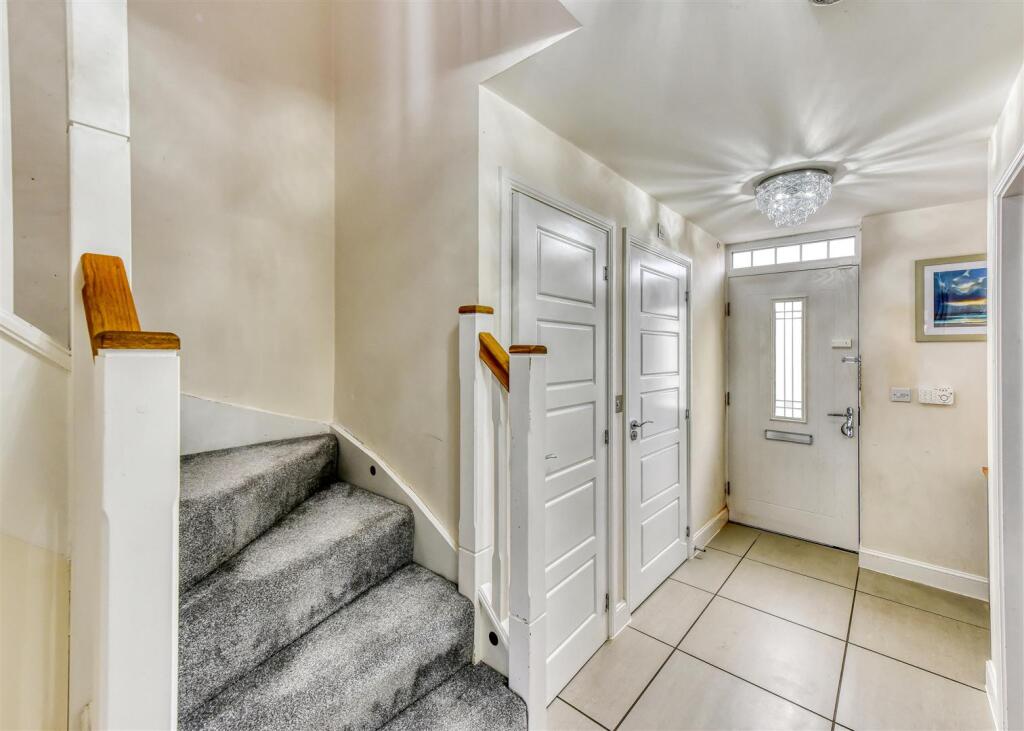 11 Thruxton Avenue-hall2.jpg