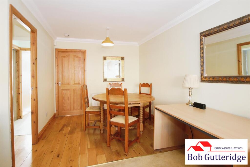 OPEN PLAN LOUNGE/DINING ROOM