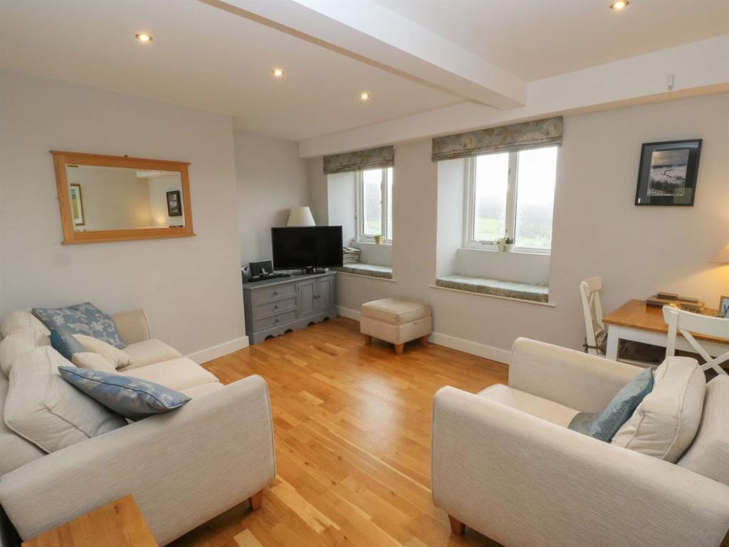 OPEN PLAN LIVING, DINING AND KITCHEN AREAS