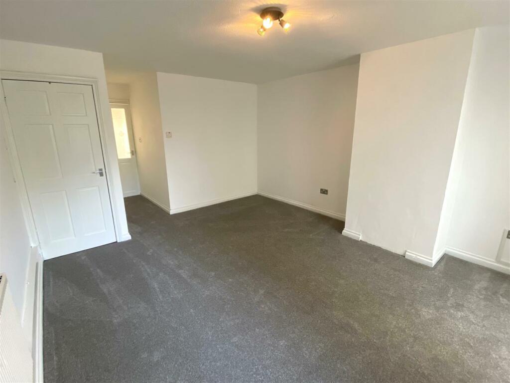 96 Trelawney Parc Lounge