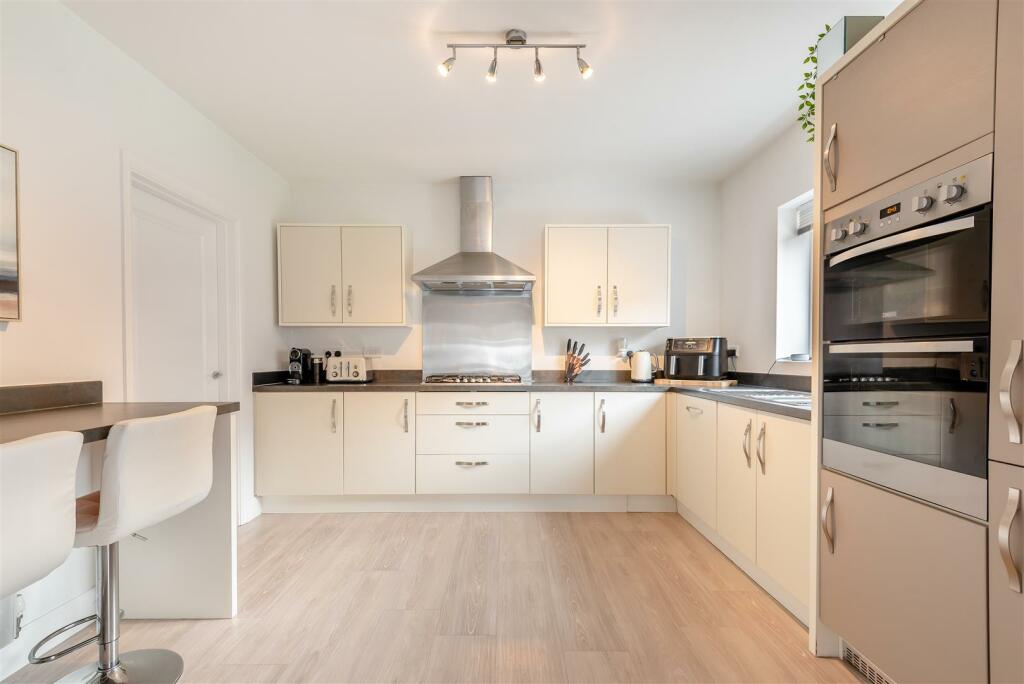 8588285-interior10.jpg