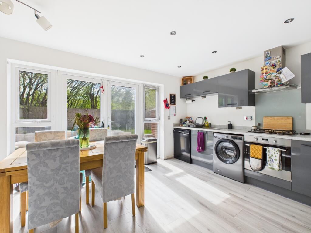 CAM03729G0-PR0025-STILL008