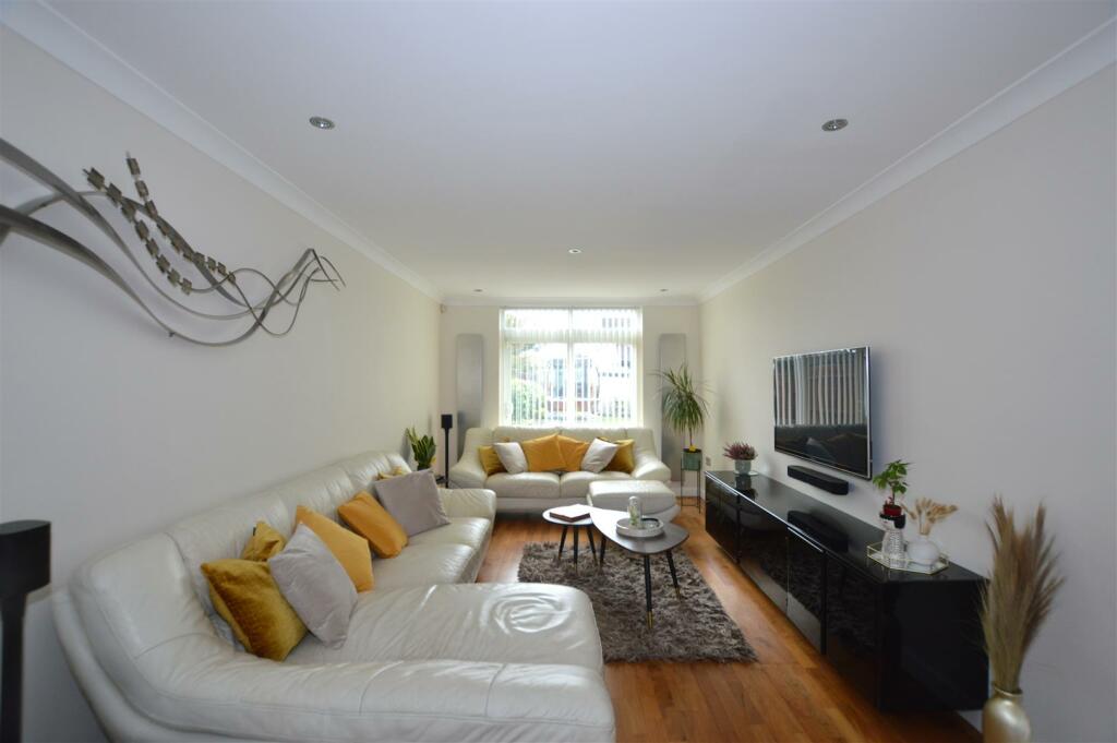 201 Lyndhurst Ave liv a Oct 24.JPG