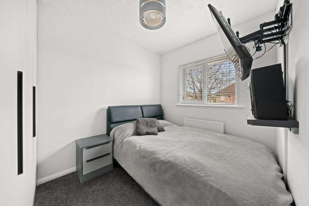 5 Summer Place KT15001