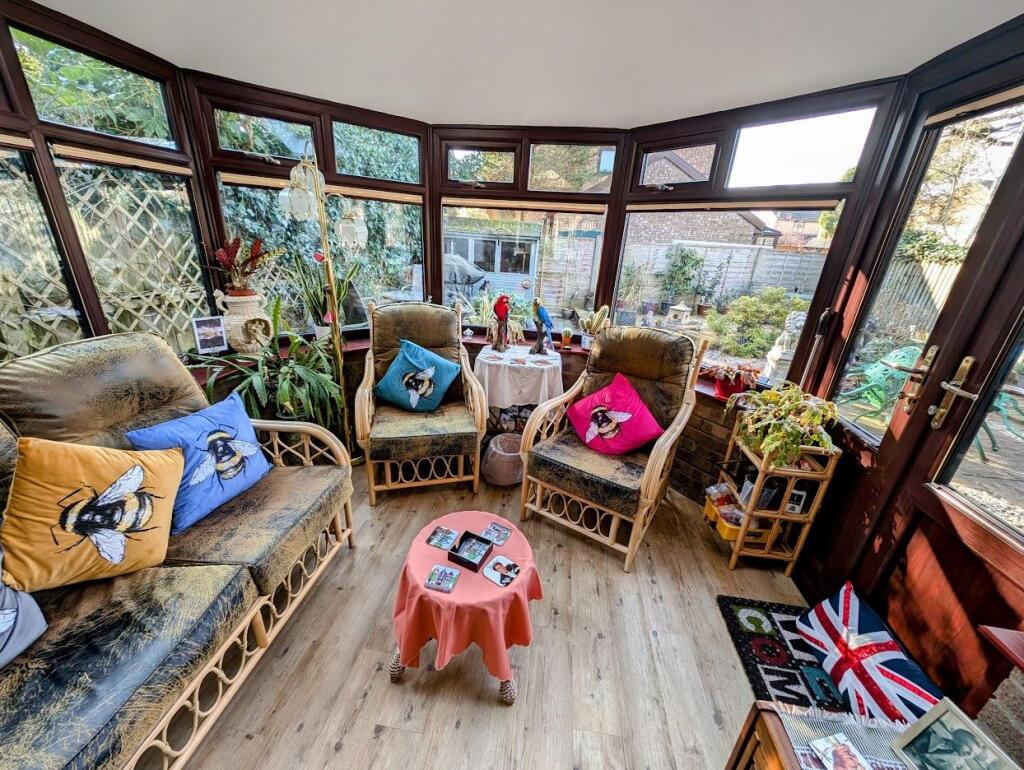 20 Hampden Close conservatory.jpg