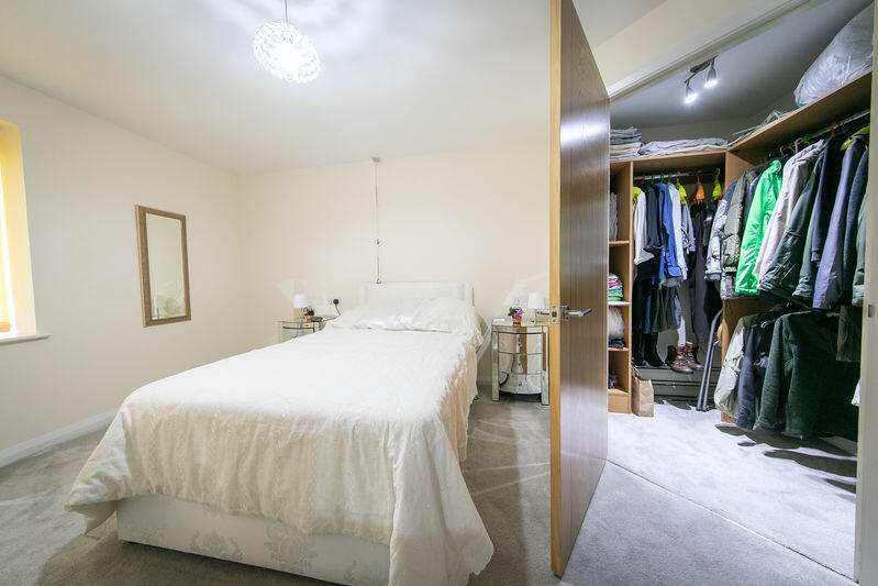 Master bedroom &amp; walk in wardrobe