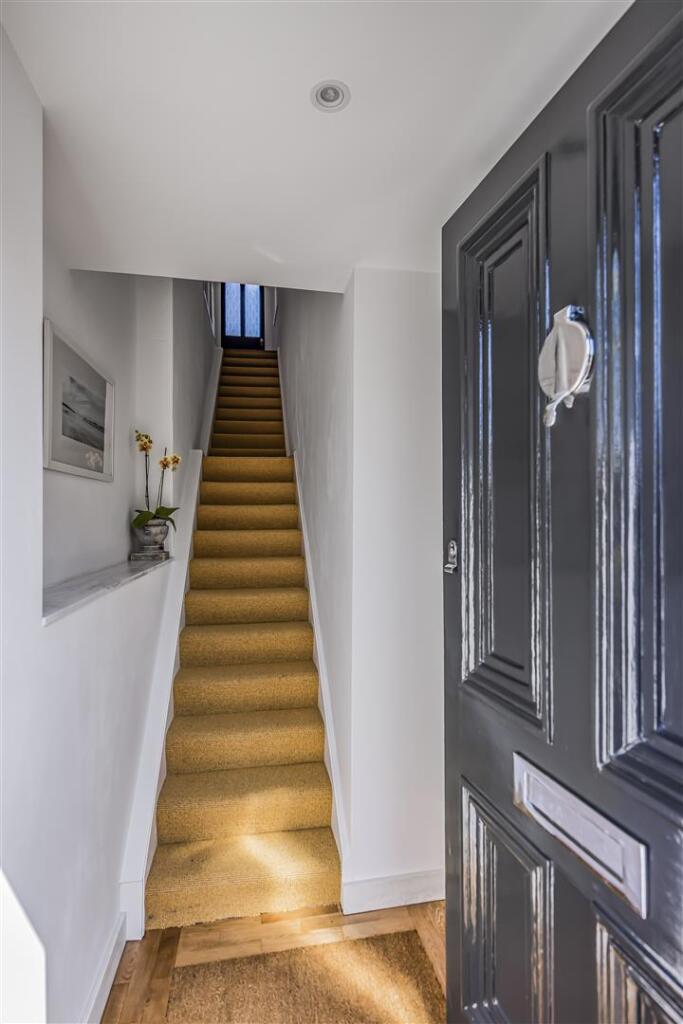 9_MS37_Entrance_door+1stStairs_up.jpg