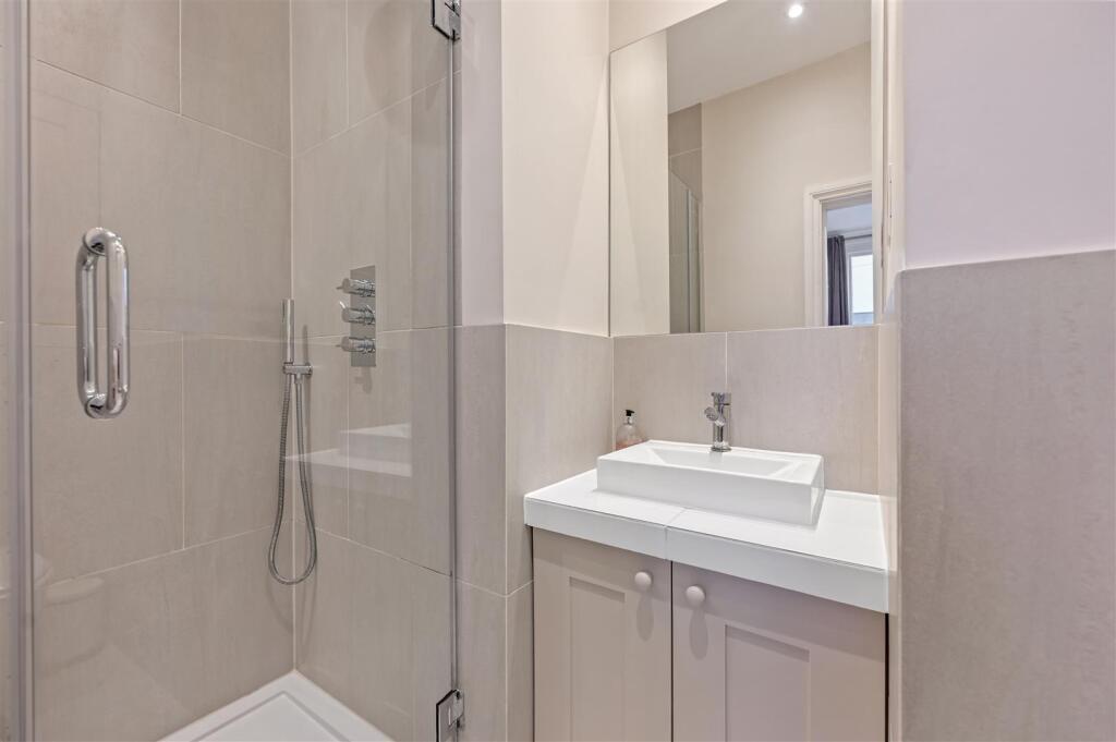 Brackenbury Road - Ensuite3 (1).JPG