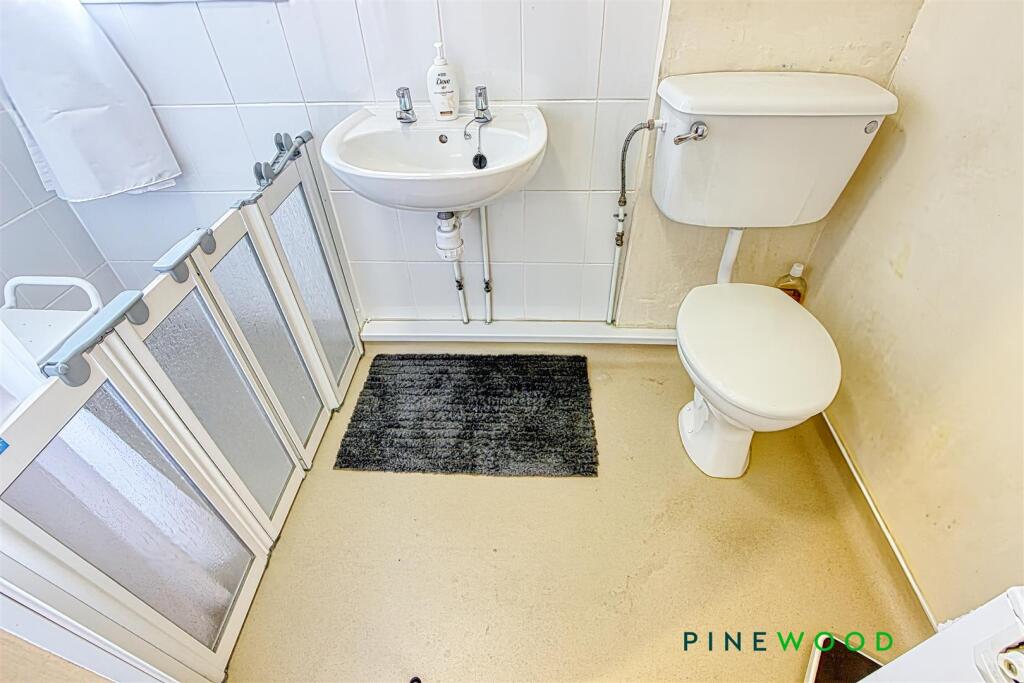 SHOWER ROOM  - DISABLED ACCESS