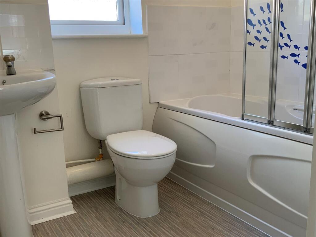 11 Bathroom upstairs (2).jpeg