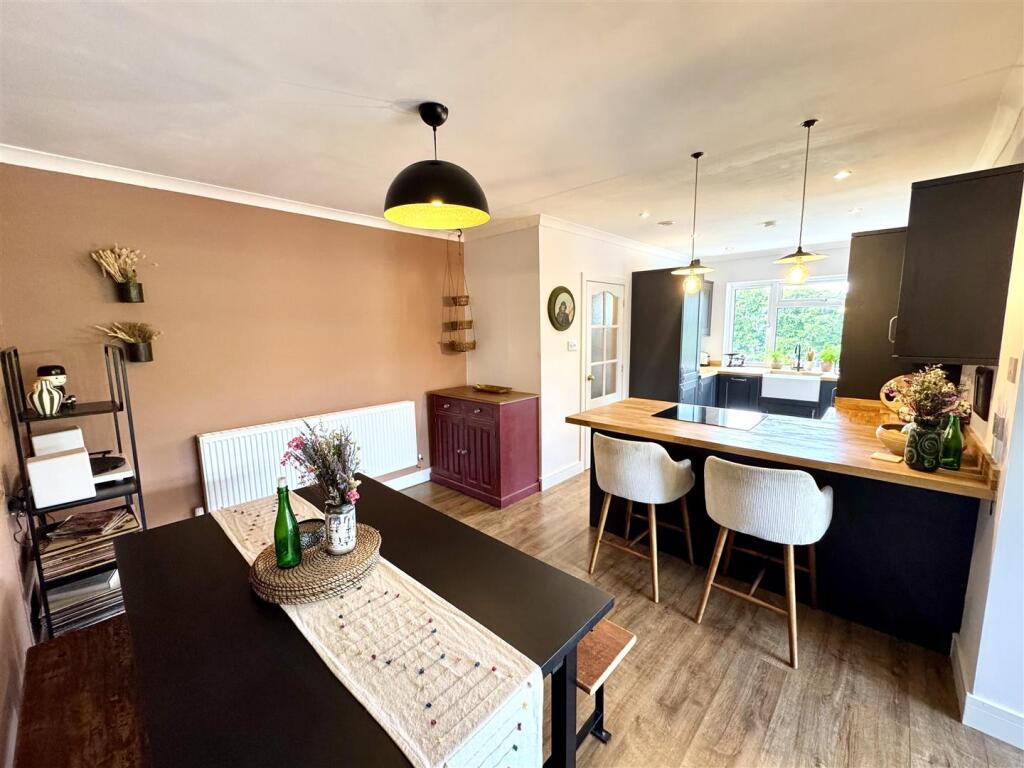 KITCHEN/BREAKFAST/DINING ROOM