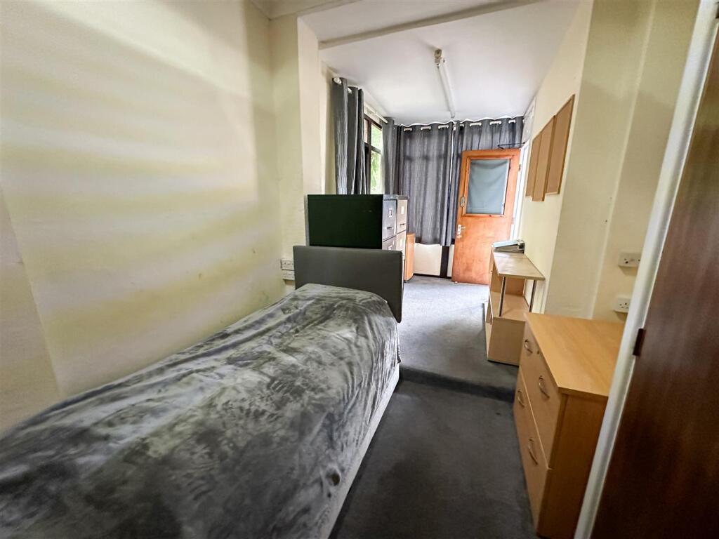 STAFF SLEEP IN ROOM