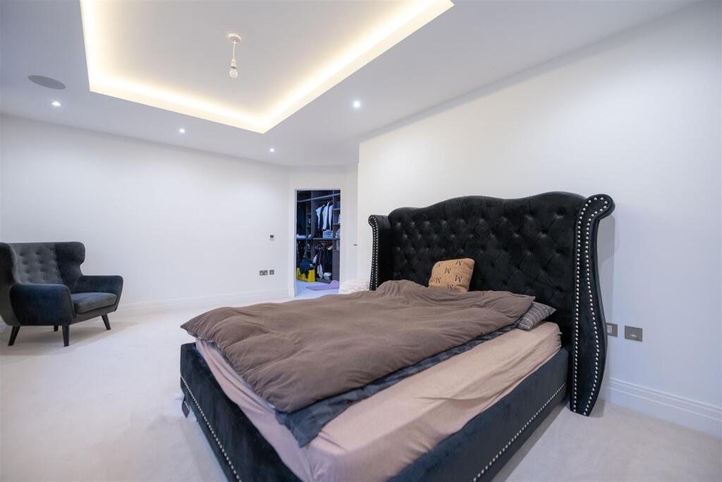 Master Bedroom              .jpg