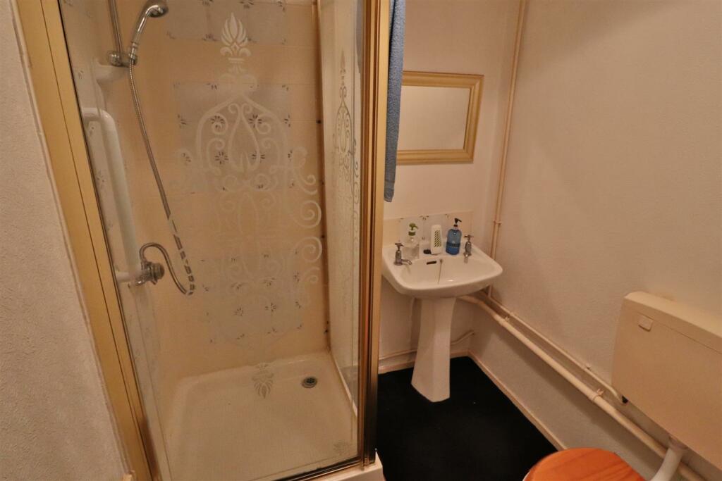 SHOWER ROOM/W.C
