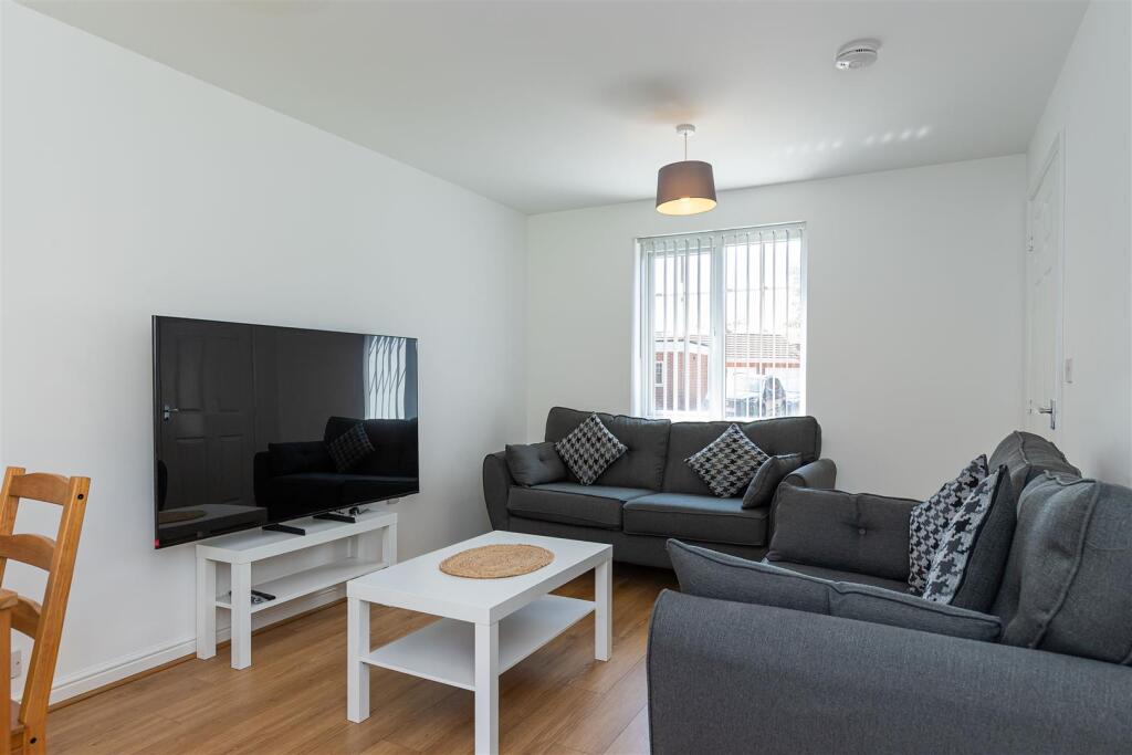 14 Waterlily Close-2.jpg