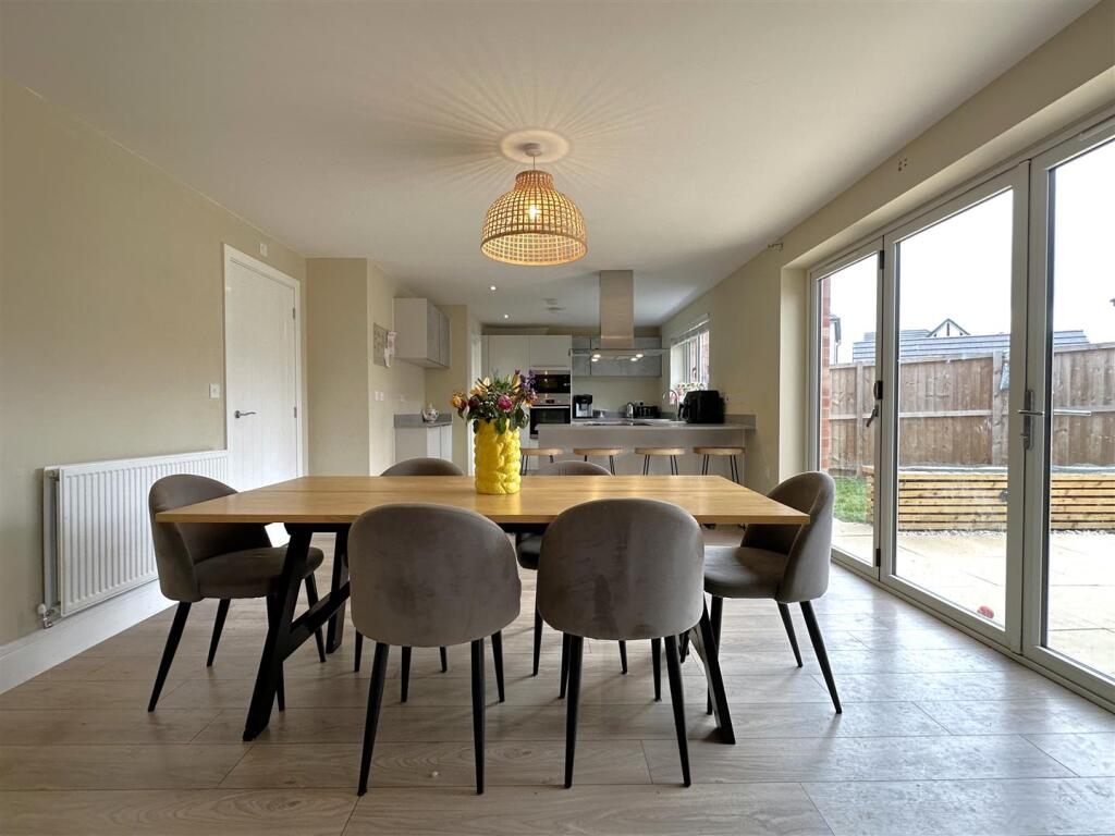 Expansive Dining Kitchen 497