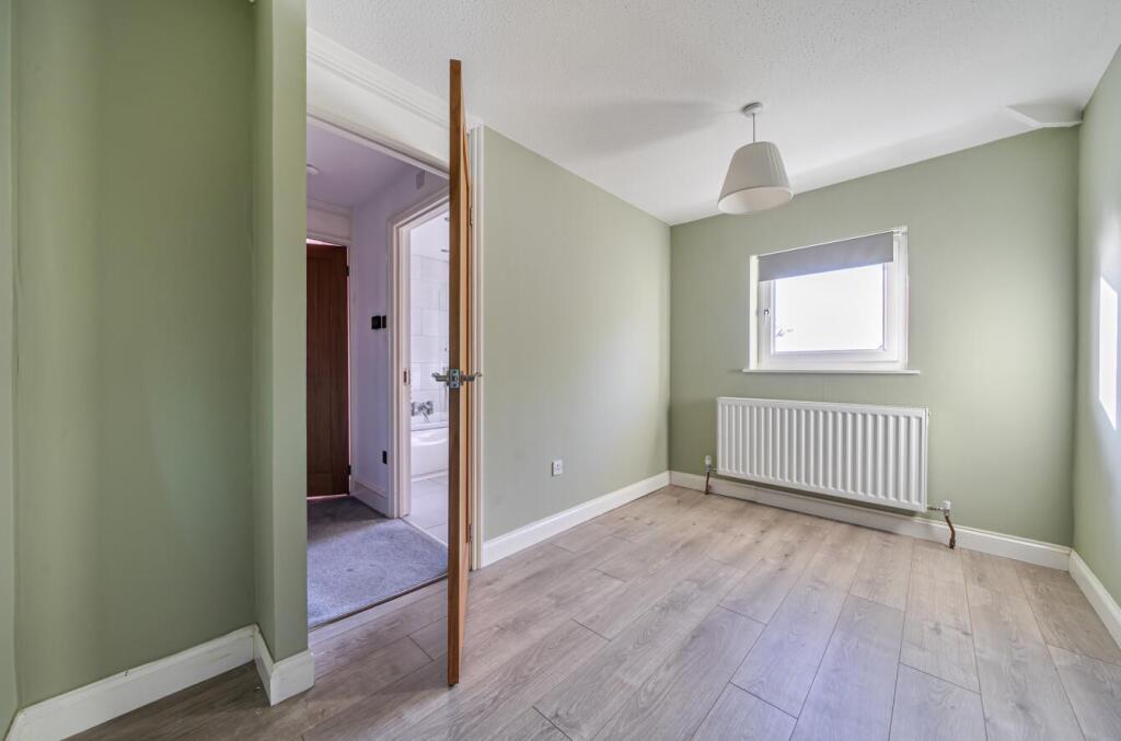 29 Harmans Way, Weedon