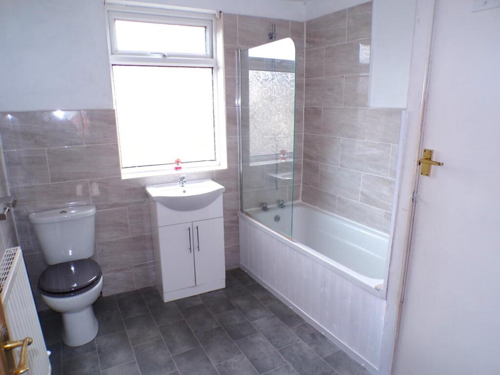 PoplarSt14bath.JPG